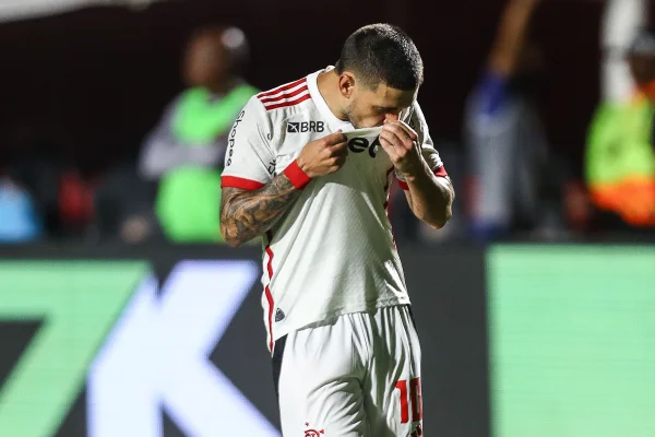 imagem colorida de Flamengo e Vitória - Metrópoles