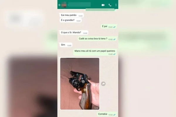 Frame colorido de uma conversa no WhatsApp onde arma ilegal é negociada - Metrópoles