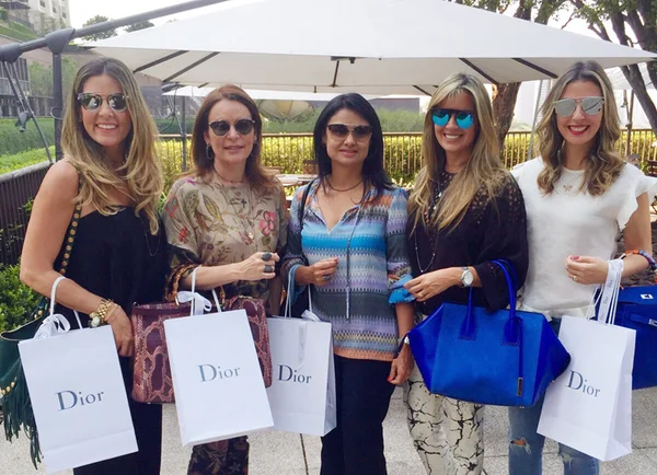 Brasilienses visitam flagship da Dior em São Paulo