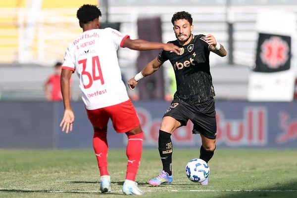 Imagem colorida do jogo entre Bragantino e Botafogo - Metrópoles