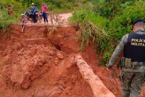 Tromba d’água rompe barragem e deixa famílias isoladas em Rondônia