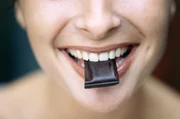 Foods like blueberries, dark chocolate, and spinach are rich in flavonoids, a chemical that provides health benefits. Besides being delicious, these foods are also considered to help prevent wrinkles, as they have anti-inflammatory and antioxidant effects.