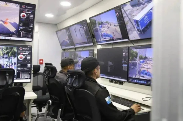 imagem colorida centro de monitoramento pmerj