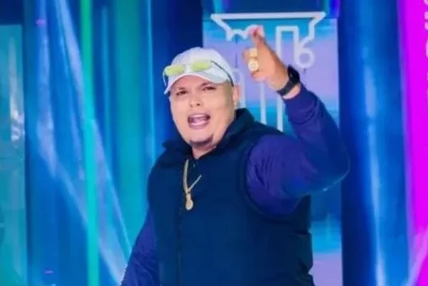 homem cantando em fundo azul