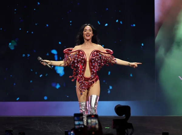 foto com cor. the lifetimes tour katy perry - metrópoles
