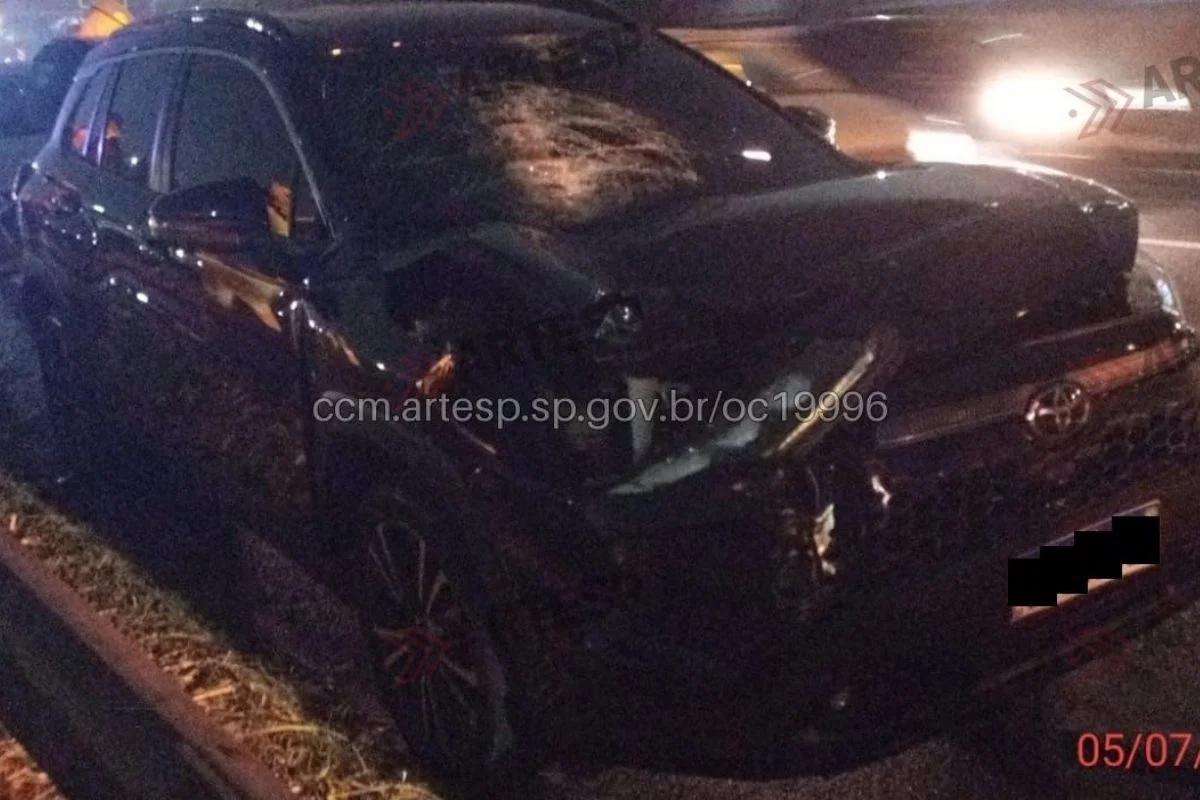 Carro pega fogo e motorista é atropelado enquanto tentava fugir do incêndio Carro pega fogo e motorista é atropelado enquanto tentava fugir do incêndio
