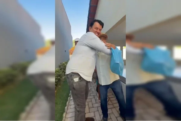 homem abraçando morador