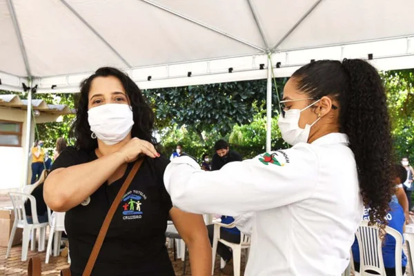 servidora é vacinada no DF