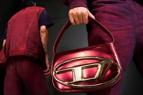 Dois homens com roupas vermelhas em fotos de moda - Metrópoes