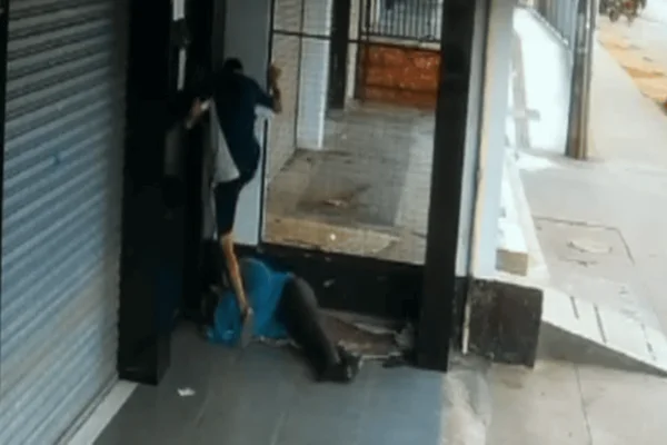 Jovem espanca morador de rua após flagrar homem se masturbando em público