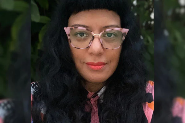 mulher morena de cabelos pretos, franja, e óculos - metrópoles