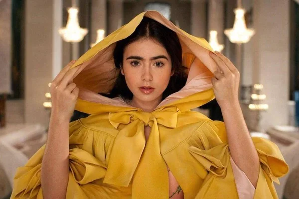 Foto colorida do filme Espelho, Espelho Meu, com a atriz Lilly Collins - Metrópoles
