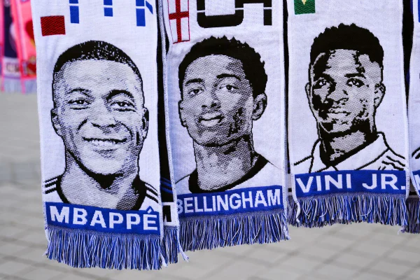 Cachecol de Mbappé, Bellingham e Vini Jr. - Metrópoles