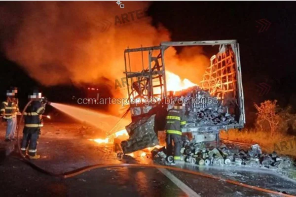 O caminhão pegou fogo na altura do km 258,4 da Rodovia Castelo Branco, em Avaré, no interior de São Paulo. O motorista não se feriu - Metrópoles