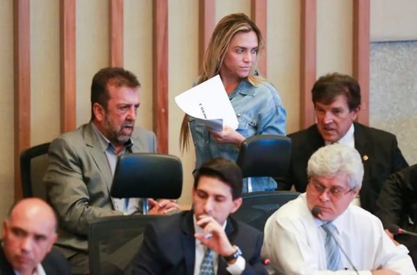 Afastada da presidência, Celina faz pressão na CPI da Saúde