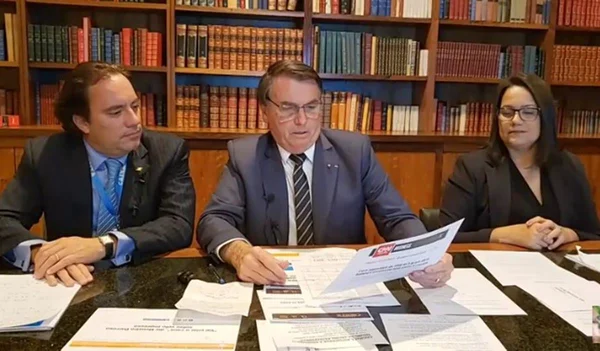Após depoimentos de ex-ministros na CPI, Bolsonaro faz live semanal