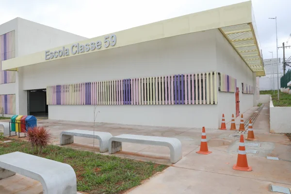 Ibaneis reinaugura Escola Classe 59 em Ceilândia
