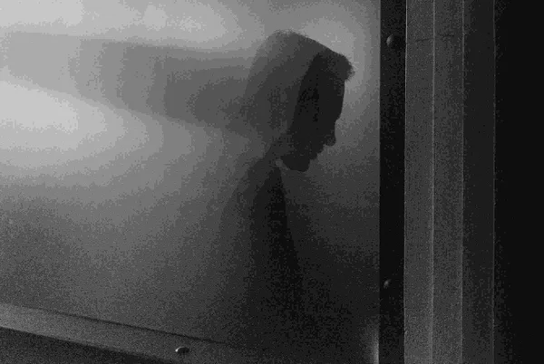 Homem mexe com mulher casada. Marido parte para briga e leva pedrada