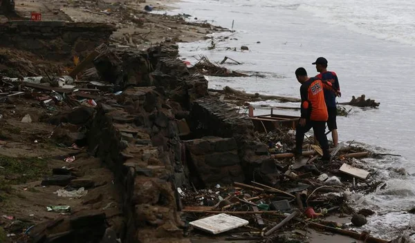 Indonésia prioriza busca de corpos para evitar epidemias após tsunami