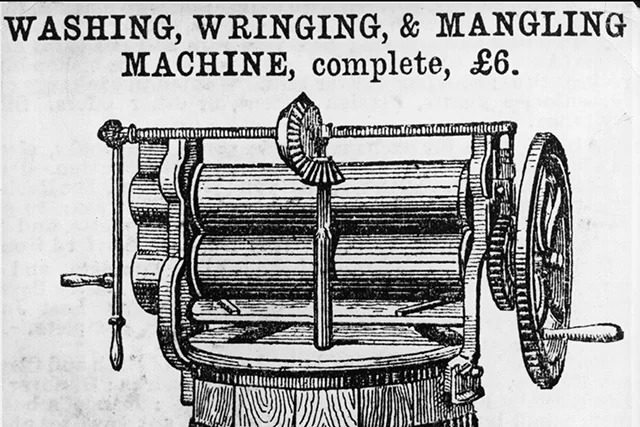 Em 1888, Ellen Eglin criou uma máquina para espremer roupas. Funciona como uma máquina para fazer macarrão. Ellen era negra e um homem pagou cerca de 18 dólares pela sua invenção. Ele afirmou que tinha inventado a peça e ganhou muito dinheiro com ela — a máquina ainda é usada até hoje. Em 1888, Ellen Eglin criou uma máquina para espremer roupas. Funciona como uma máquina para fazer macarrão. Ellen era negra e um homem pagou cerca de 18 dólares pela sua invenção. Ele afirmou que tinha inventado a peça e ganhou muito dinheiro com ela — a máquina ainda é usada até hoje.
