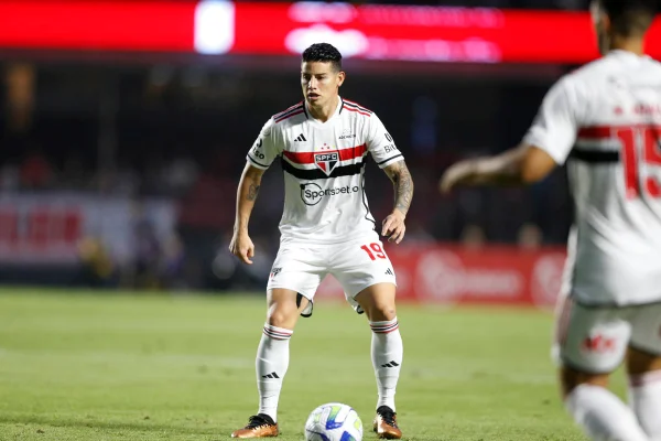 James Rodriguez com bola no pé - Metrópoles