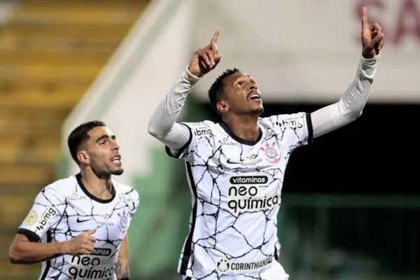 Após 3 dias de festa, Jô do Corinthians reaparece e diz estar solteiro