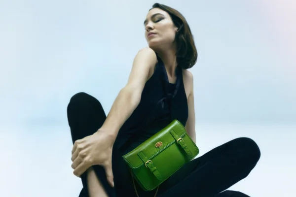 Alexa Chung com bolsa da coleção