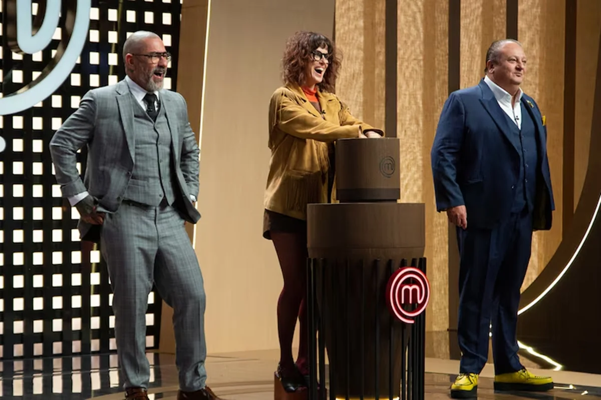 Imagem colorida dos jurados no MasterChef Celebridades - Metrópoles