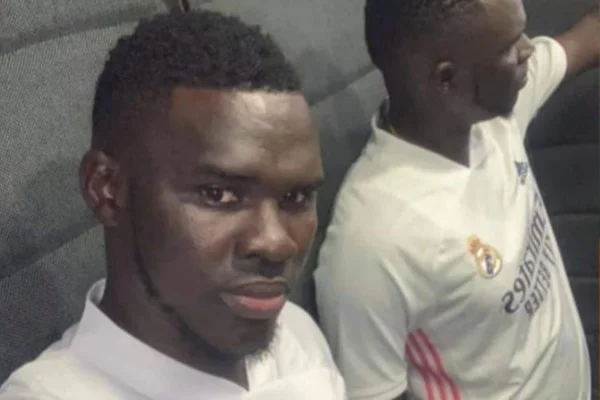Homem negro tira selfie com camisa de time de futebol