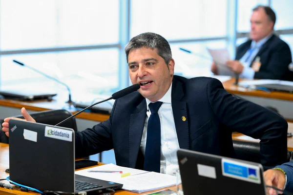 imagem colorida mostra senador carlos portinho - Metrópoles