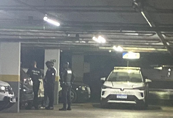 policiais fazendo prisão