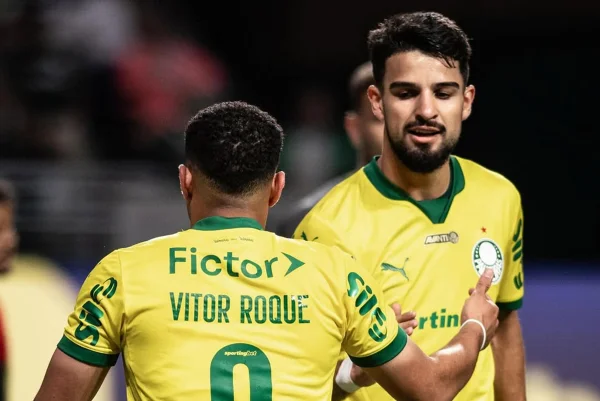 Foto colorida de Flaco López e Vitor Roque - Metrópoles