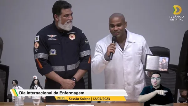 De jaleco e lamparina, Cezar Black recebe louvor de deputados do DF