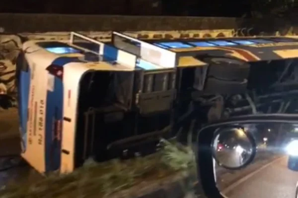 Ônibus cai de viaduto no Rio de Janeiro e deixa 14 feridos