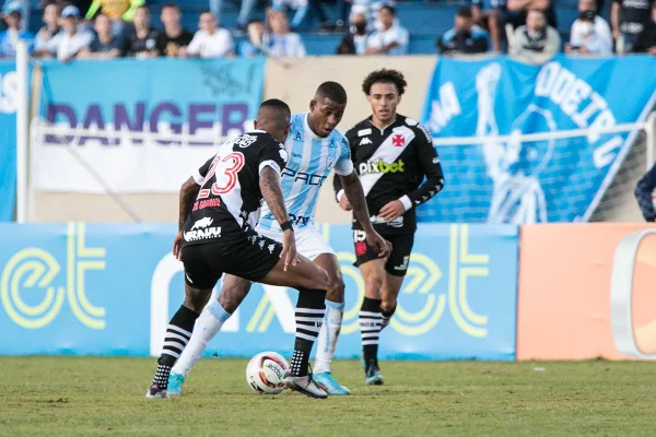 Jogadores de Vasco e Londrina em campo