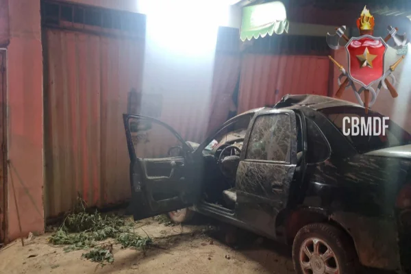 Vídeo. Motorista fica gravemente ferido após atropelar cavalo e bater em casa no DF