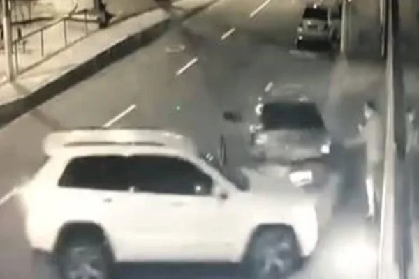 Por uma questão de segundos, pedestre escapa de atropelamento. Veja o vídeo