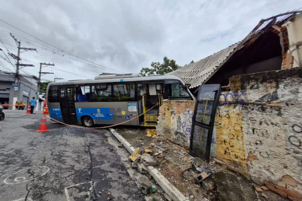 Ônibus atingiu casa na zona sul de São Paulo na manhã desta quinta-feira (30/1). Vítimas foram transferidas pelo Samu - Metrópoles