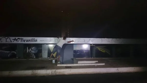 Pichador volta à Casa de Chá para pintar o local. Veja vídeo
