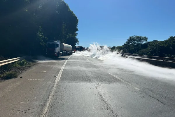 Imagem colorida,Fumaça densa e branca se espalhou pela rodovia devido ao acidente- Metrópoles
