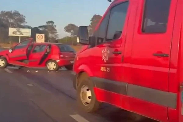 A lataria do carro ficou toda amassada com a batida