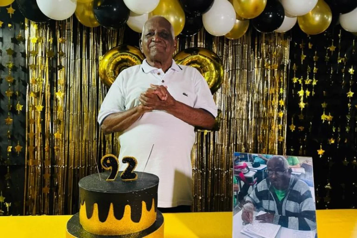 Aos 92 anos, aluno da EJA celebra aniversário na escola em BH Aos 92 anos, aluno da EJA celebra aniversário na escola em BH