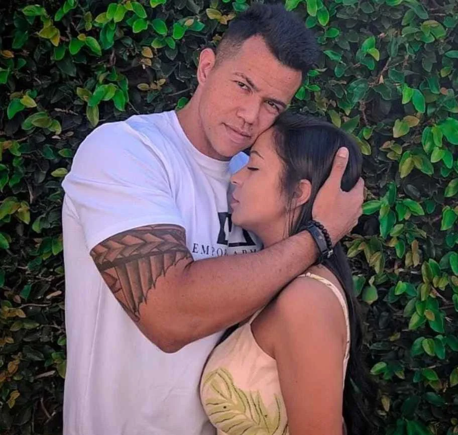 Casal está casado há três anos Casal está casado há três anos