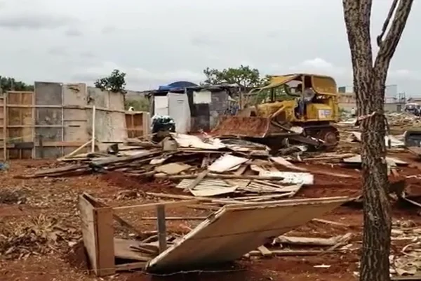 Modelo mirim tem barraco derrubado por fiscalização na Estrutural