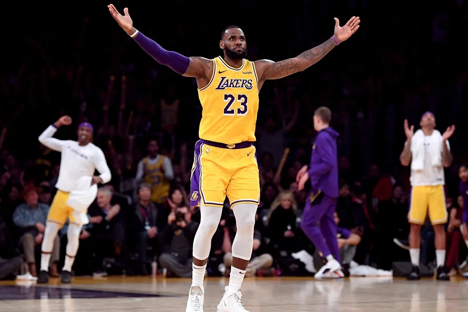 <b>LeBron James</b>: o ala/armador de 35 anos chegou ao Lakers em 2018, como agente livre, após assinar um contrato de 4 anos no valor de US$ 153.312.846 milhões <b>LeBron James</b>: o ala/armador de 35 anos chegou ao Lakers em 2018, como agente livre, após assinar um contrato de 4 anos no valor de US$ 153.312.846 milhões