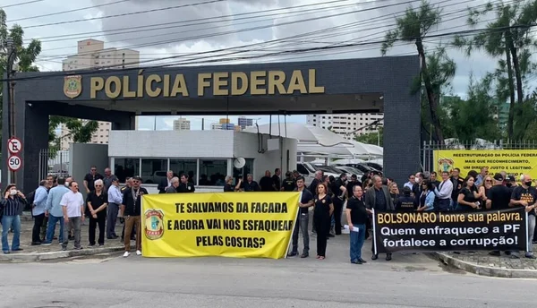 Em frente a Q.G da Polícia Federal, agentes da corporação fazem protesto contra Jair Bolsonaro - Metrópoles