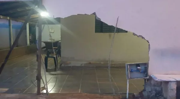 Vereador engatou marcha errada e veículo quebrou muro da casa de parentes da namorada em Anicuns, Goiá, diz PM