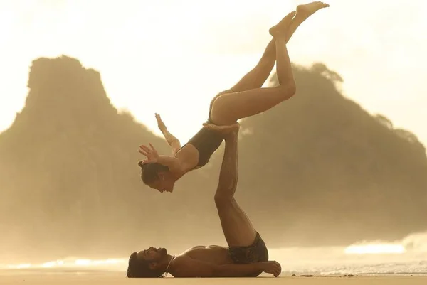 Fazendo acrobacias, Agatha Moreira e Rodrigo Simas posam em Noronha