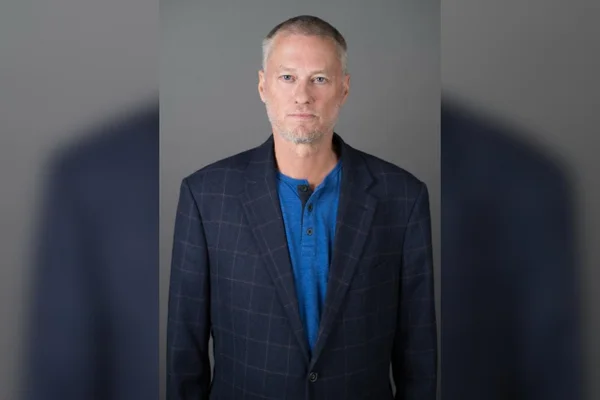 Tim Friede, um norte-americano que vive em Wisconsin, nos Estados Unidos, passou anos injetando em si mesmo pequenas doses de veneno de cobras altamente letais, como mambas e najas. Metrópoles