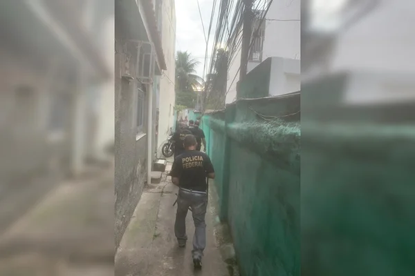 Operação da PF mira em mãe que entregou filho para adoção ilegal na Alemanha